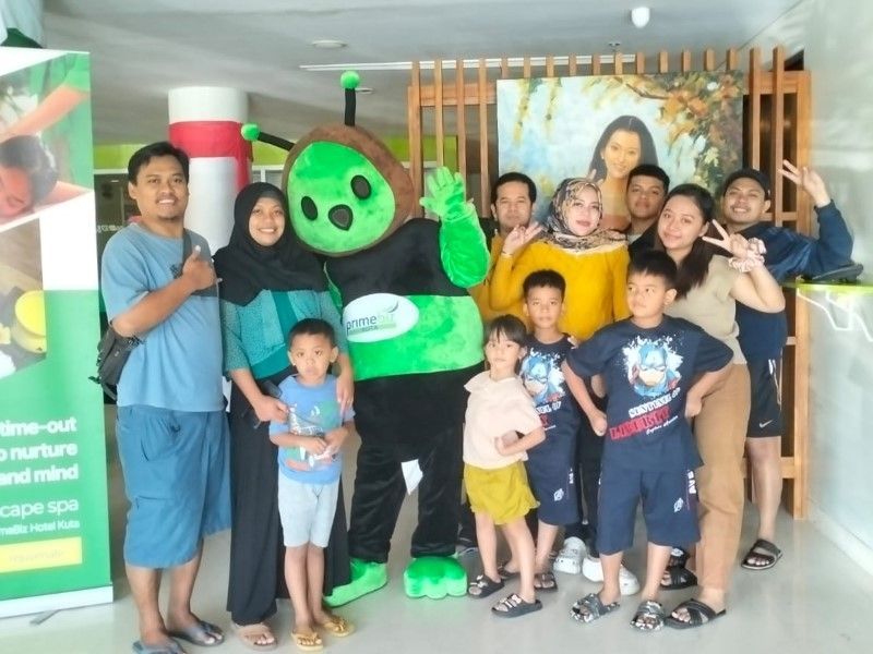 Maskot Bizzy Bee Tambah Semarak Liburan Akhir Tahun di PrimeBiz Hotel Kuta