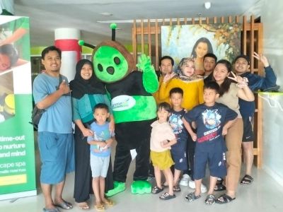 Maskot Bizzy Bee Tambah Semarak Liburan Akhir Tahun di PrimeBiz Hotel Kuta
